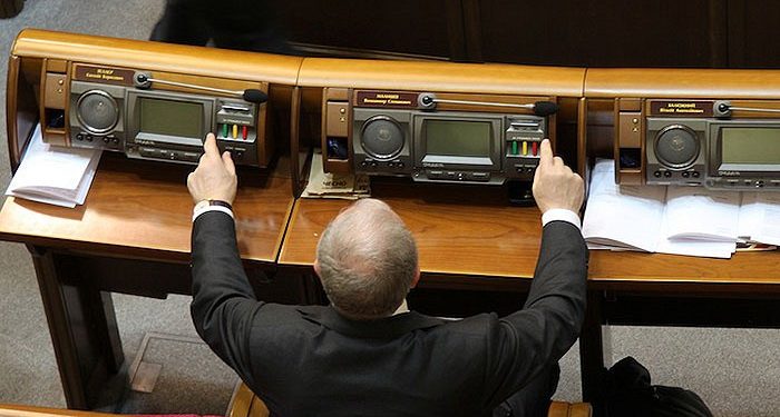 Депутатов «Народного фронта» и «БПП» уличили в «кнопкодавстве»
