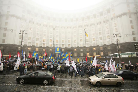 Под Кабмином прошел митинг профсоюзов