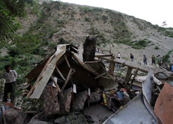 В Непале автобус с пассажирами упал в пропасть