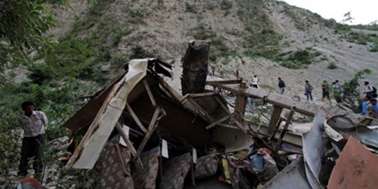 В Непале автобус с пассажирами упал в пропасть