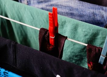 Эксперты посоветовали, где лучше сушить одежду