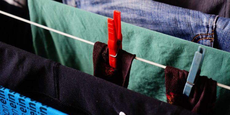 Эксперты посоветовали, где лучше сушить одежду