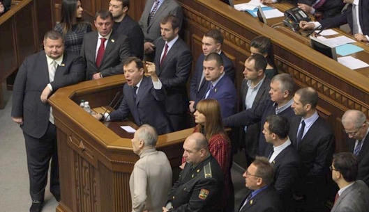 Радикалы Ляшко заблокировали парламентскую трибуну