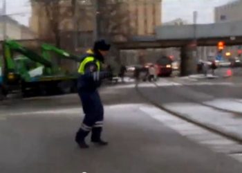 В сети набирает популярность видео с танцующим полицейским