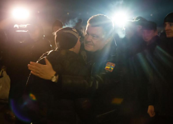 Освобожденных пленных военных встретил сам Порошенко