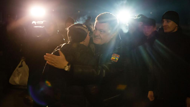 Освобожденных пленных военных встретил сам Порошенко