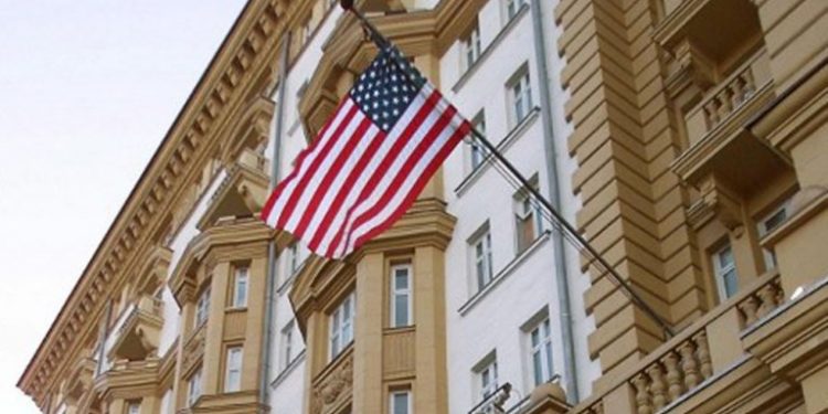Посольство США в Москве не рекомендует американцам выходить сегодня на Манежную площадь
