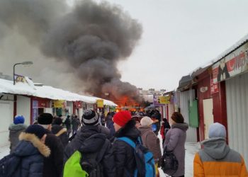 Во время пожара на российском рынке прохожие брали что хотели