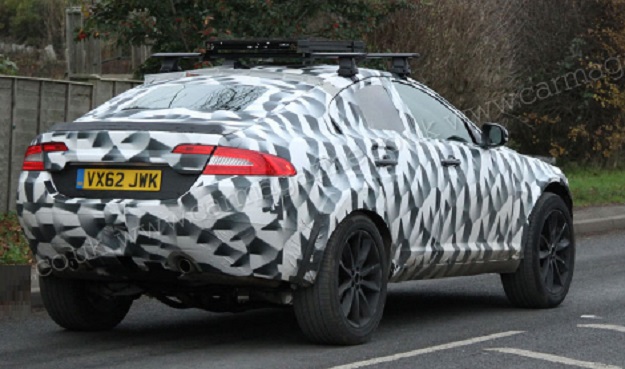 Кроссовер от Jaguar сфотографировали шпионы