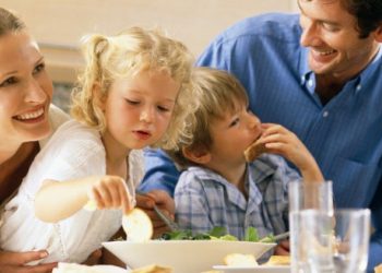 Стало известно, как родители могут продлить жизнь своим детям