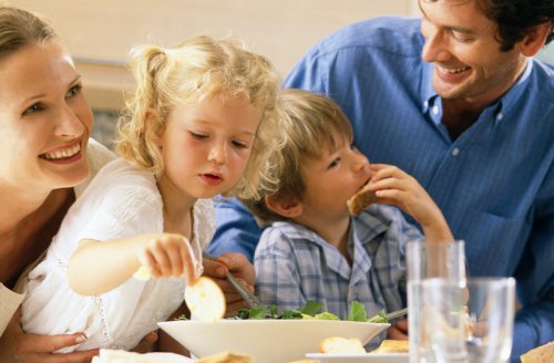 Стало известно, как родители могут продлить жизнь своим детям