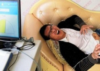 Медики дали возможность мужчинам почувствовать боль родов