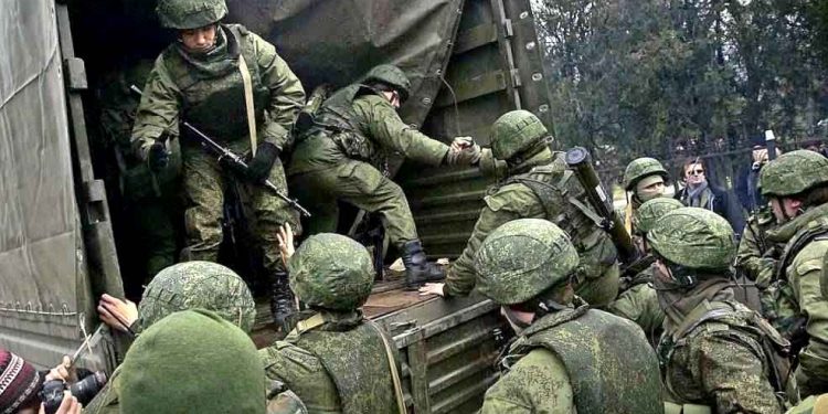 В Донецк прибыли две группы российских военных