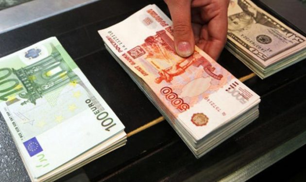 Из-за неутешительных перспектив российской экономике рубль снова подешевел