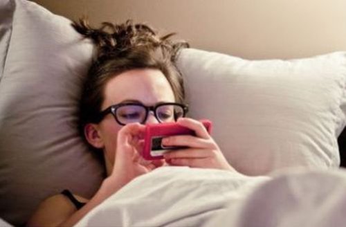 Эксперты рассказали, что грозит любителям смартфонов