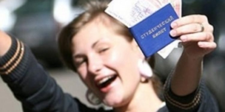 В Минобразовании пообещали не отменять стипендии студентам