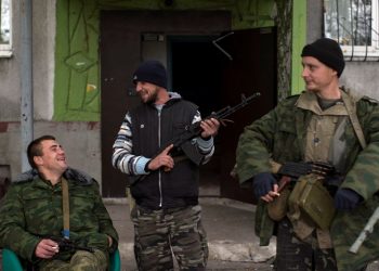 В Краснодоне боевики не могут поделить склад конфиската, в ход пошли танки