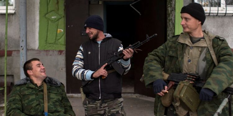 В Краснодоне боевики не могут поделить склад конфиската, в ход пошли танки