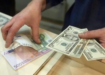 В Крыму начался валютный ажиотаж