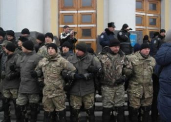 В Виннице штурмуют здание облсовета, есть раненные