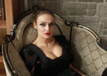 Алена Водонаева в качестве домашнего питомца держит божью коровку
