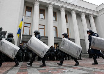 СМИ: В ВР хотят официально объявить войну России