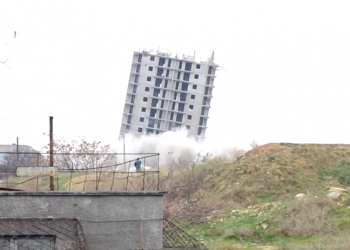 В сети найдено видео о том, как в Крыму появилась своя "Пизанская башня"