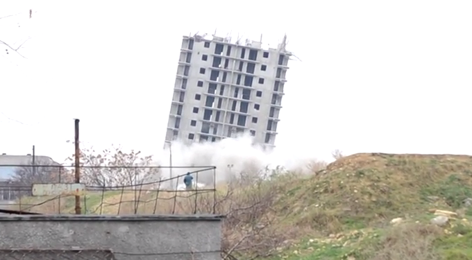 В сети найдено видео о том, как в Крыму появилась своя "Пизанская башня"