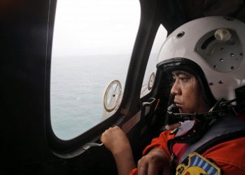 Водолазы приступили к подъему хвостовой части лайнера AirAsia