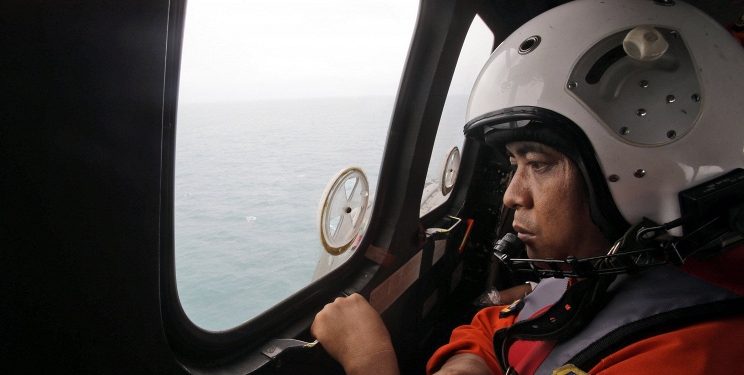 Водолазы приступили к подъему хвостовой части лайнера AirAsia