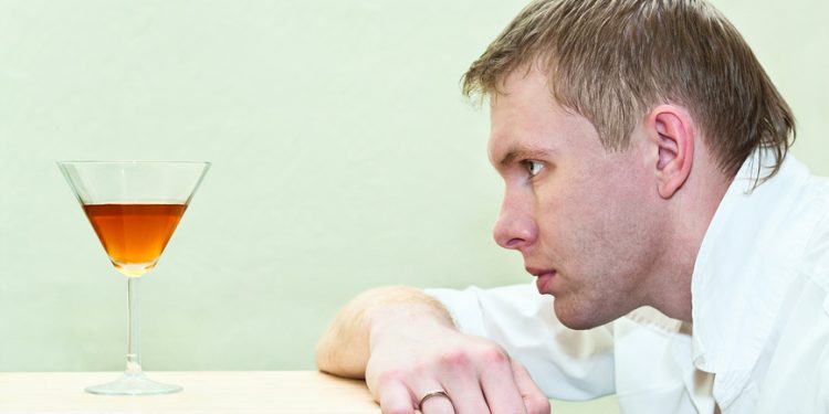 Ученые: трудоголики страдают от алкогольной зависимости
