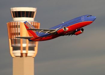 В США авиакомпания выплатит рекордный штраф за задержку пассажиров