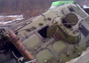 БМП боевиков провалилась на мосту