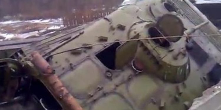 БМП боевиков провалилась на мосту
