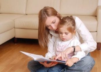 Эксперты рассказали, почему нужно читать детям сказки вслух