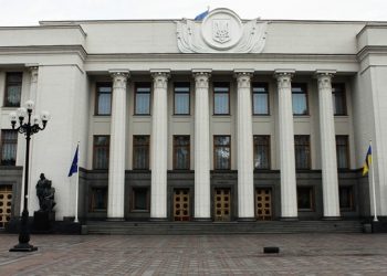 Депутаты предлагают главе Украины ввести военное положение