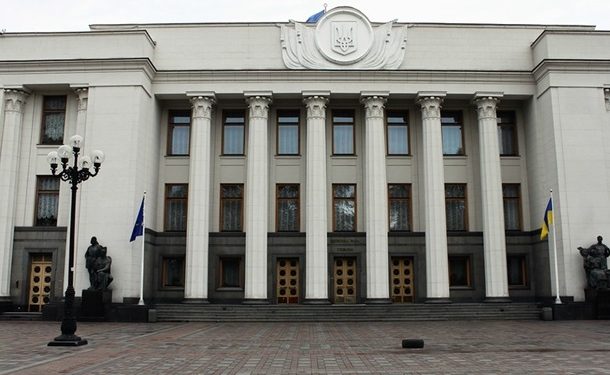 Депутаты предлагают главе Украины ввести военное положение