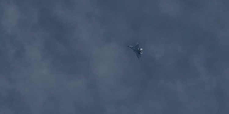 СМИ: На Донбассе неопознанная авиация нанесла удар по базе военных России