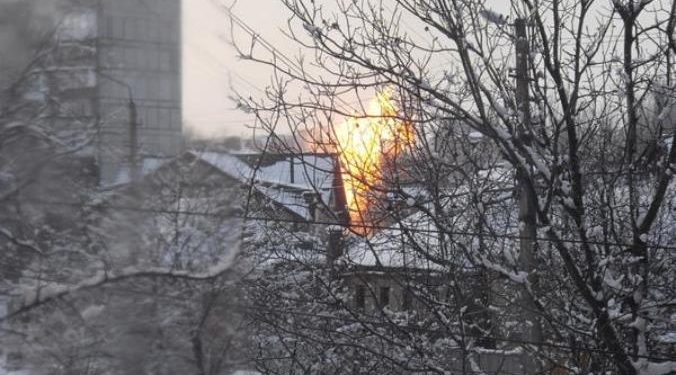 В Донецке в результате артобстрела боевиков загорелся газопровод
