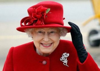 Королева Великобритании наняла человека. который будет писать за нее письма