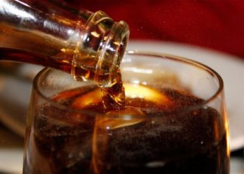 Врачи рассказали о воздействии газированных напитков для детей