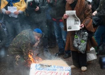 Одесситы под консульством России сожгли гроб Путина