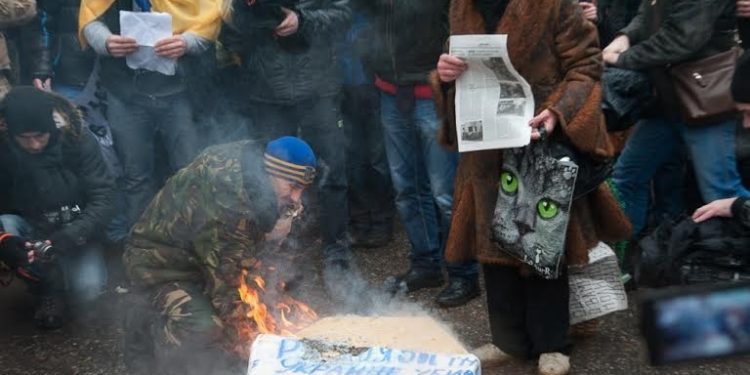 Одесситы под консульством России сожгли гроб Путина