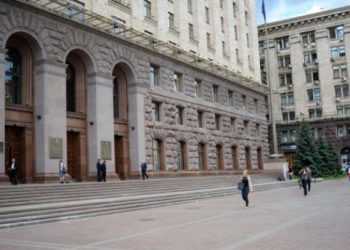 Конфликт в Киевсовете: новоиспеченного депутата засыпали гречкой