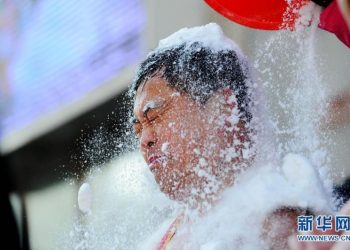 На китайца высыпали сто ведер снега