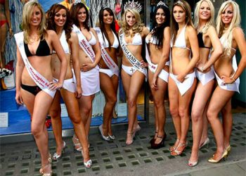 Немецкие футболисты сбежали от российских моделей