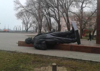В Бердянске неизвестные в камуфляжах снесли памятник Ленину, - СМИ