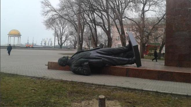 В Бердянске неизвестные в камуфляжах снесли памятник Ленину, - СМИ