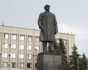 В Славянске активисты неудачно попытались снести еще одного Ленина
