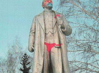Новосибирский Ленин "одел" плавки